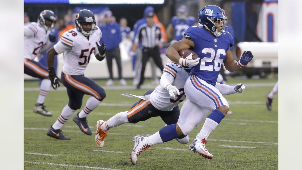 Chicago Bears fan chows down on pumpkin pie during game vs. New York Giants