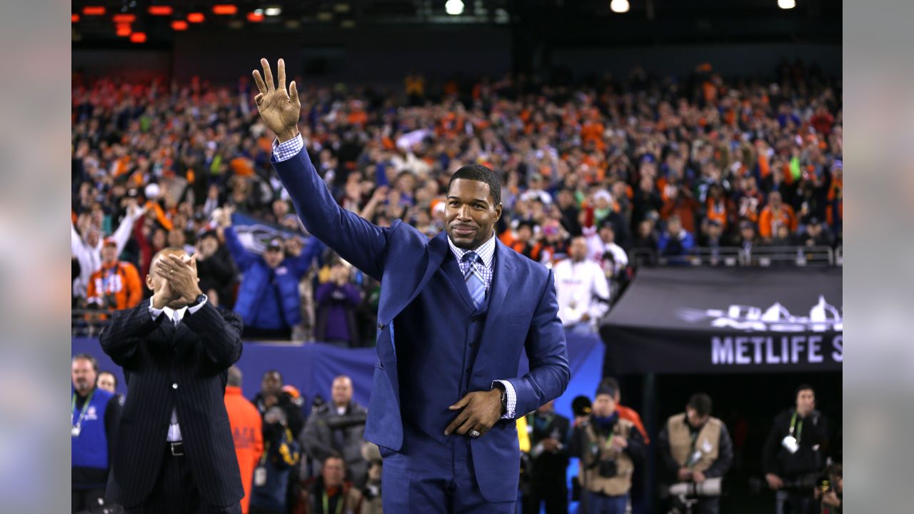 New York Giants Michael Strahan points his finger in the air and winks  while walking off of the field in week 13 at Giants Stadium in East  Rutherford, New Jersey on December