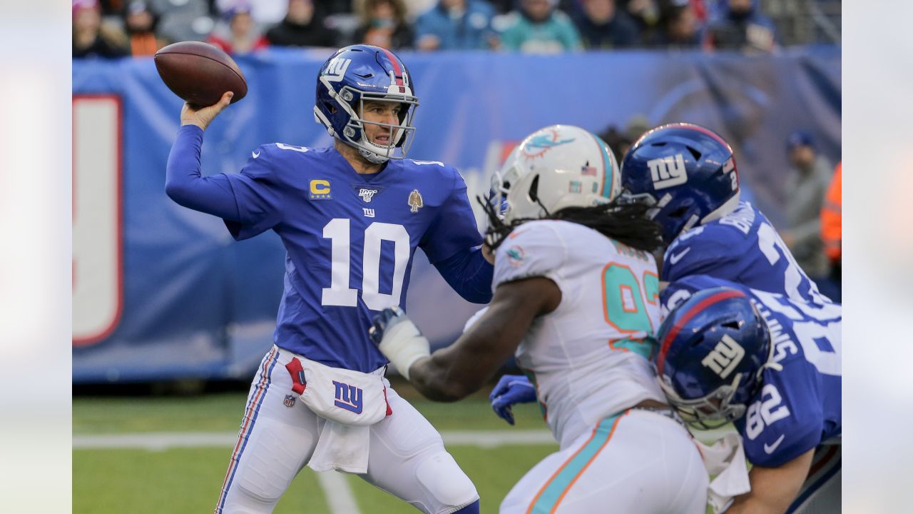 New York Giants Eli Manning puts his hands on his hips after his team does  not convert a fourth down against the Washington Redskins in the fourth  quarter at Giants Stadium in