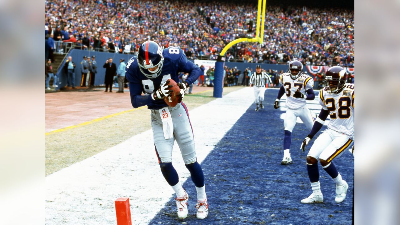 New York Giants Fred Robbins loses his helmet while trying to sack  Minnesota Vikings quarterback Tarvaris Jackson (7) at Giants Stadium in  East Rutherford, New Jersey on November 25, 2007. (UPI Photo/John Angelillo  Stock Photo - Alamy