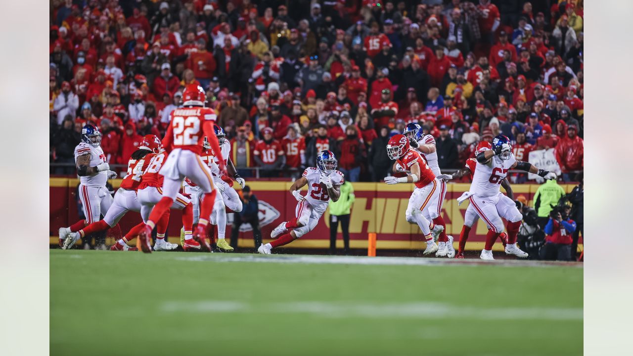 Chiefs capitalize on lucky breaks, stop sky from falling with win over  Giants