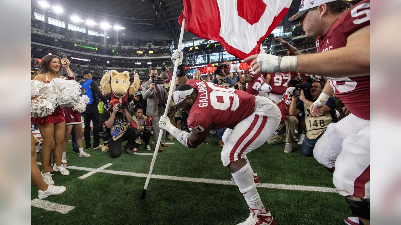 Oklahoma defensive lineman Neville Gallimore (90) tackles LSU quarterback  Joe Burrow (9during t …