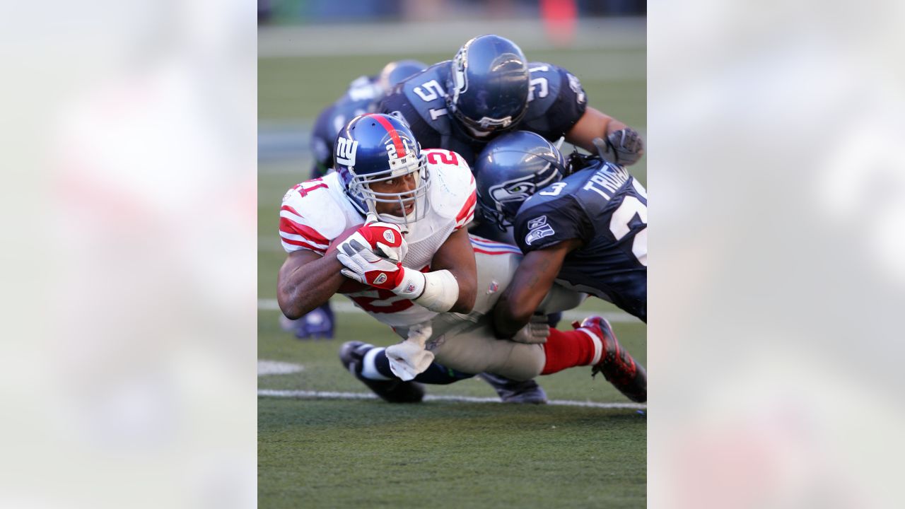 New York Giants runningback (21) Tiki Barber stiff arms Washington