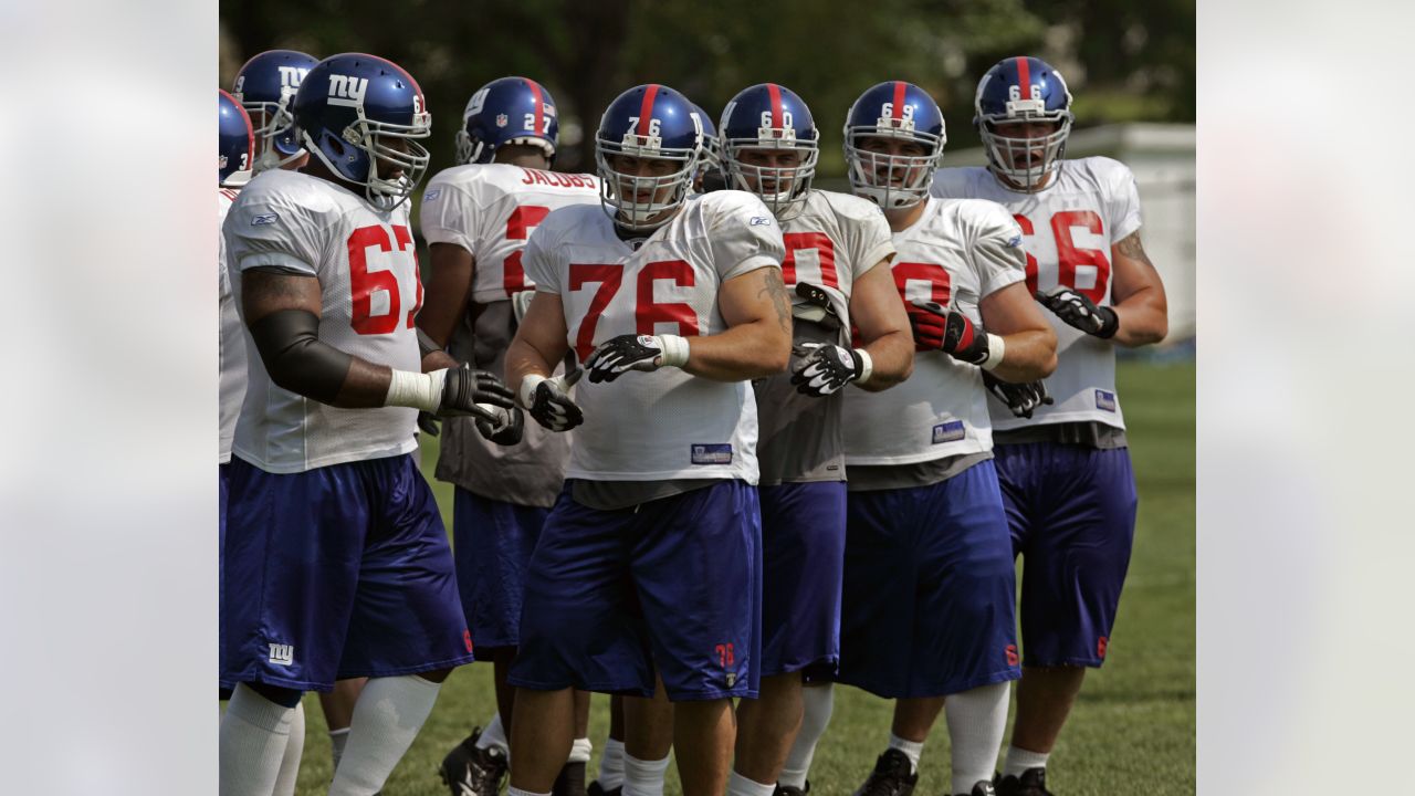 07 October 2007: New York Giants Rich Seubert #69 tackles New York