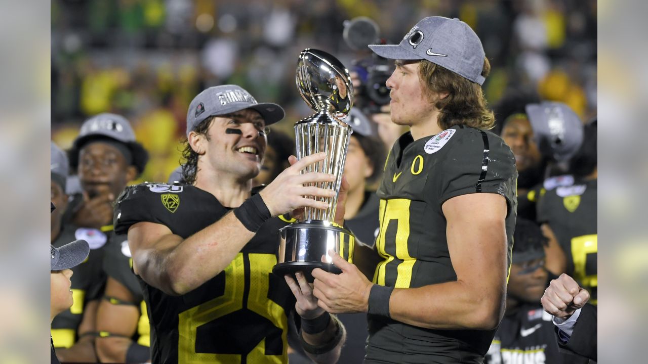 Oregon Ducks QB Justin Herbert wins Campbell Trophy 