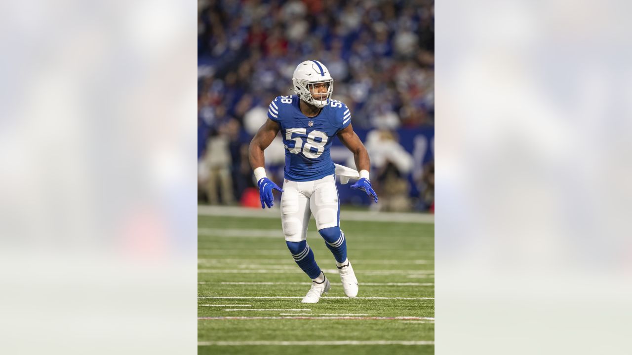 Two Indianapolis Colts fan measures themselves against Indianapolis Colts  linebacker Darius Leonard in Indianapolis Colts City at the NFL team's  football training camp in Westfield, Ind., Saturday, July 31, 2021. (AP  Photo/Michael