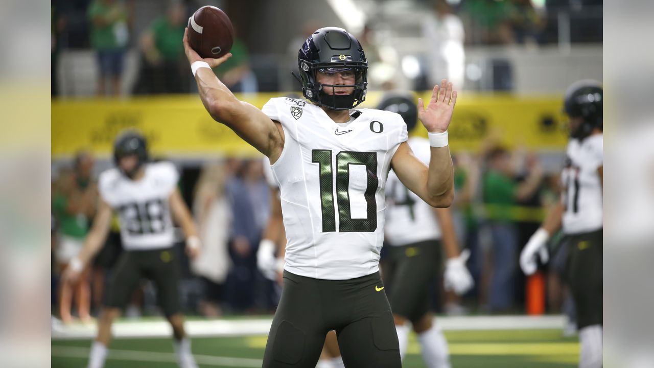 Justin Herbert Oregon Ducks Green Jersey Throwing 20  Photo