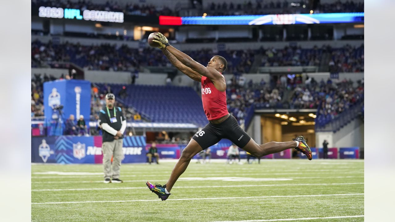 Defensive back Dane Belton runs official 4.43-second 40-yard dash at 2022  combine