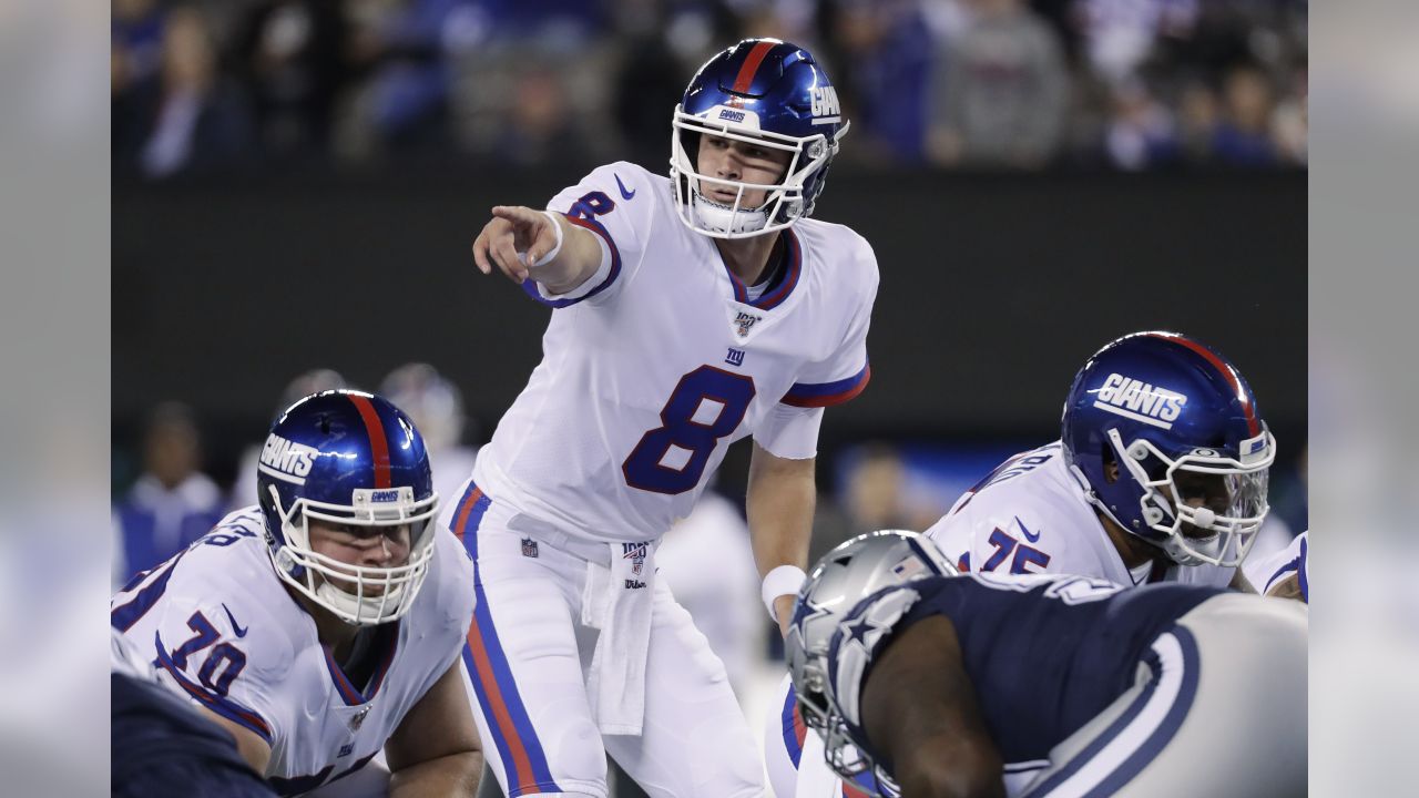 New York Giants quarterback Daniel Jones (8) looks to pass against the  Dallas Cowboys during an NFL football game Monday, Sept. 26, 2022, in East  Rutherford, N.J. (AP Photo/Adam Hunger Stock Photo - Alamy