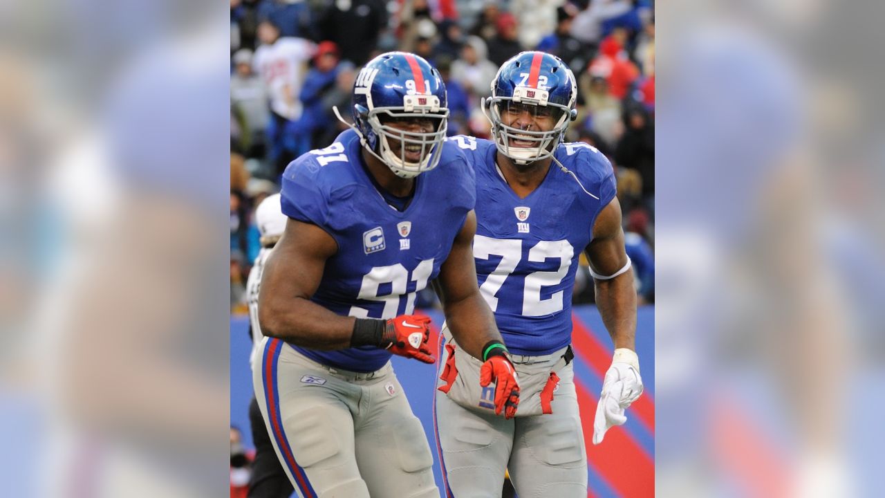 Giants defensive end Osi Umenyiora ends stalemate, will practice