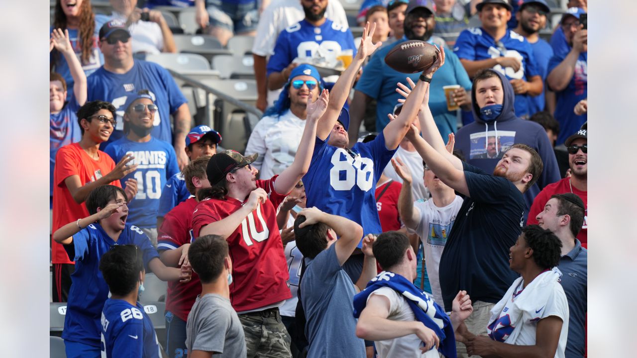 Giants have fans at MetLife for first time since end of 2019