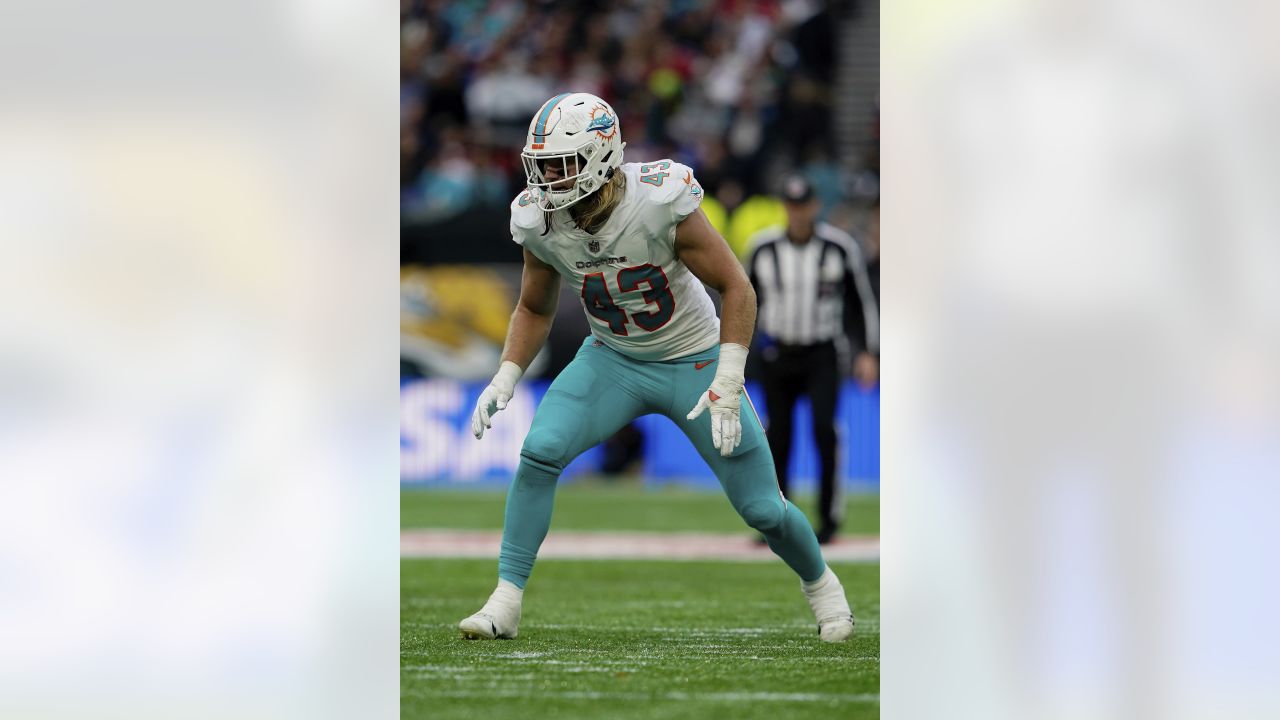 LB Andrew Van Ginkel gets orange practice jersey at OTA Friday