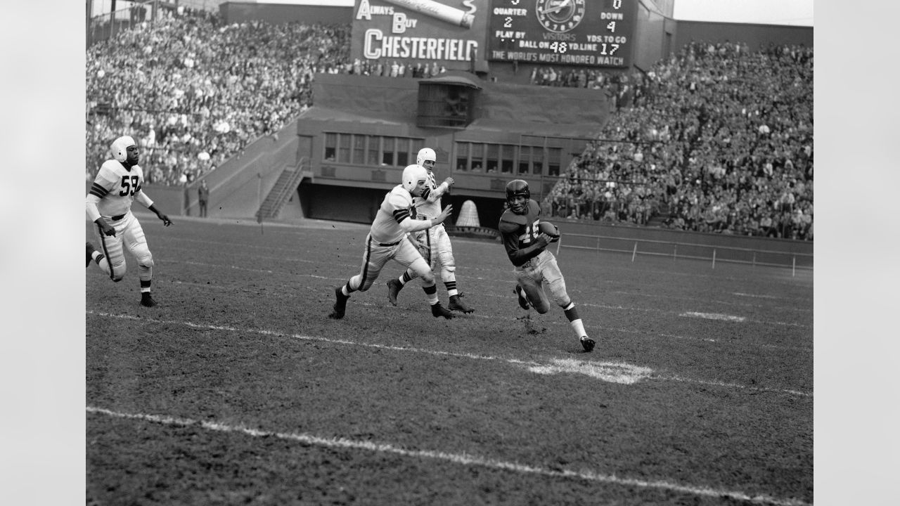 Guard Andy Gross (64) of the New York Giants reaches for an elusive pigskin  fumbled by Cleveland Browns Carl Ward (27) during a return of Giants  kickoff in the third quarter at