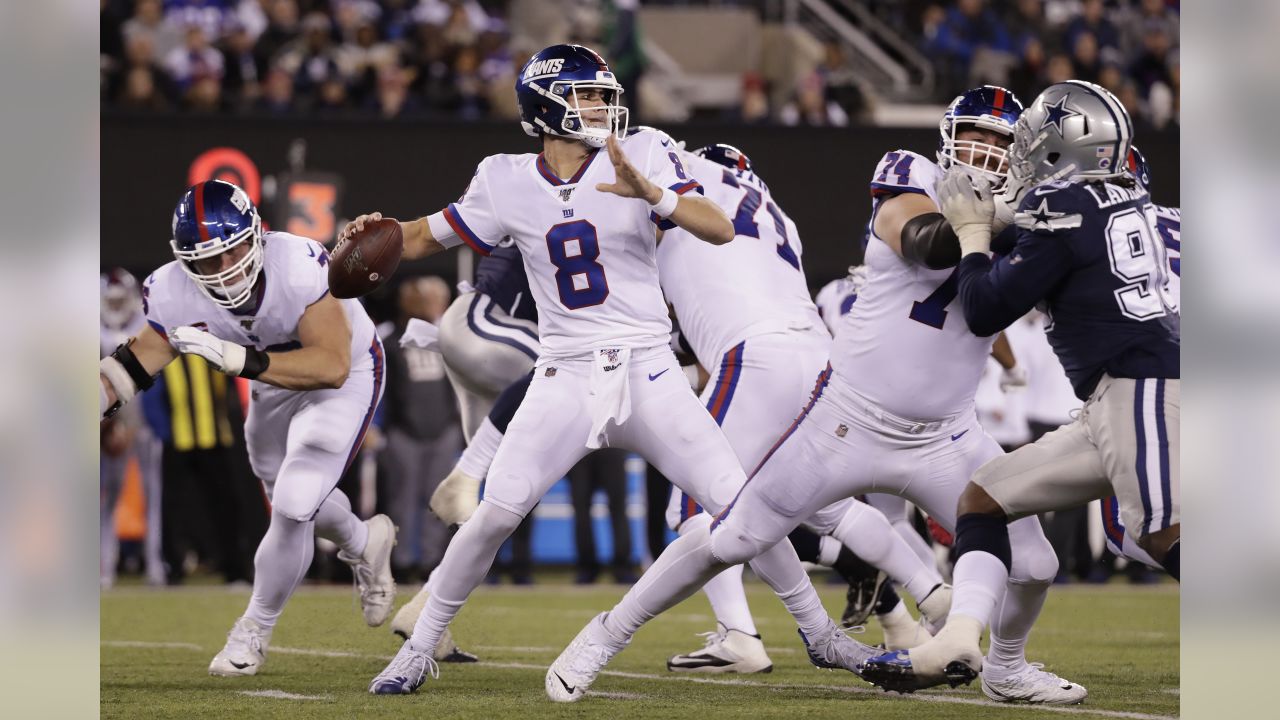 Detroit Lions quarterback Shaun Hill (14) passes during first half NFL  action between the New York Giants and Detroit Lions at the New Meadowlands  Stadium in East Rutherford, New Jersey. (Credit Image: ©