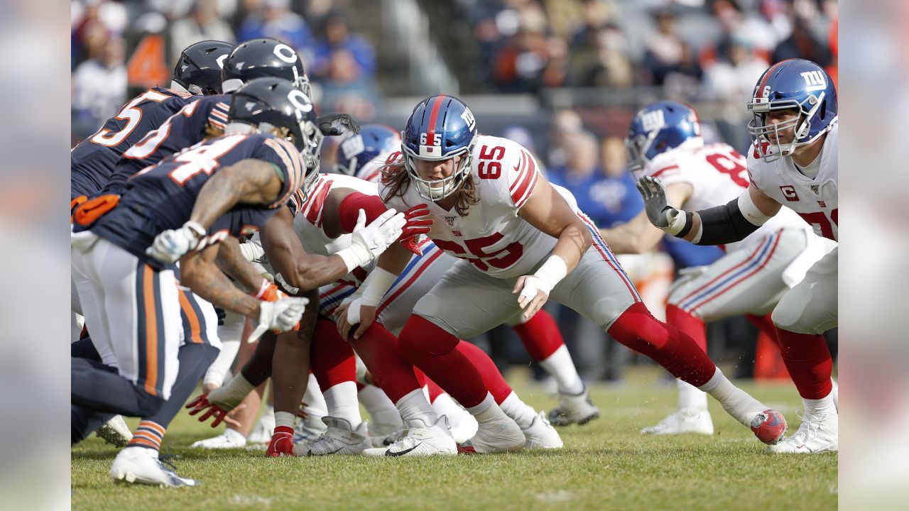 Chicago Bears' Justin Fields warms up before an NFL football game against  the San Francisco 49ers Sunday, Sept. 11, 2022, in Chicago. (AP Photo/Nam  Y. Huh Stock Photo - Alamy