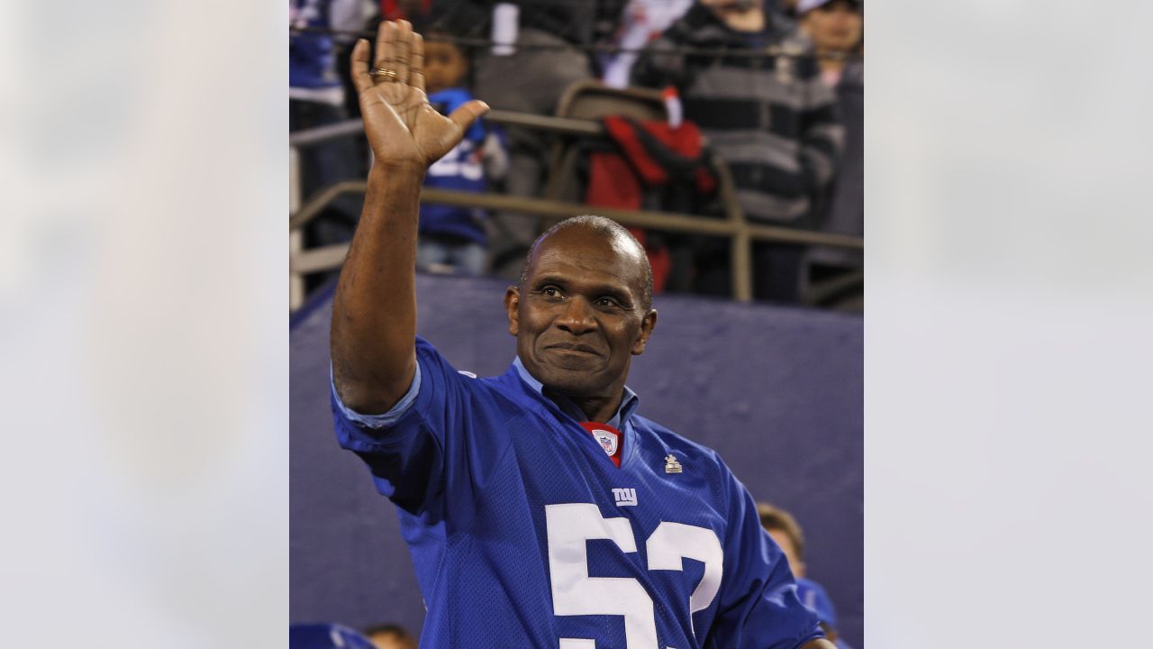 Harry Carson in old school Giant's uniform  Giants football, New york  giants football, Ny giants football