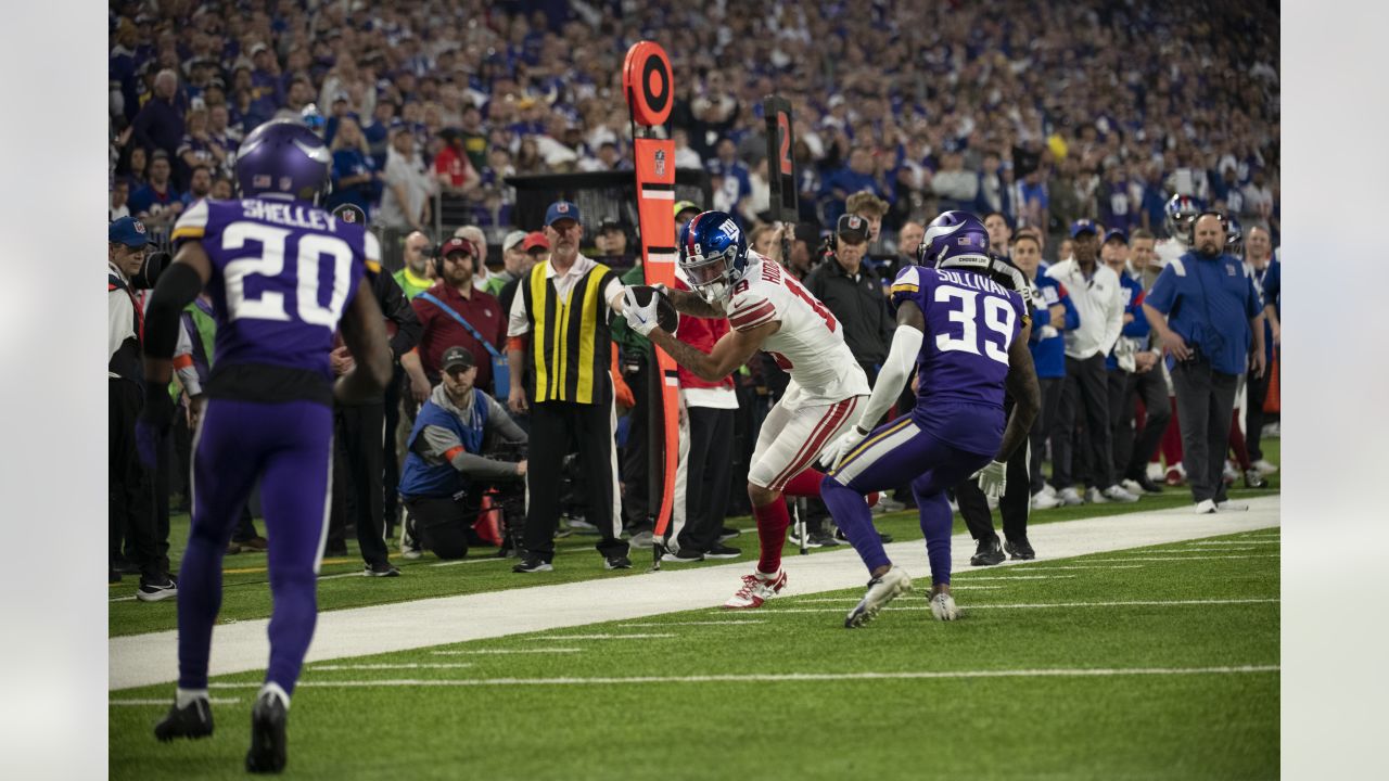 Watch: Former Oregon State Beavers' star Isaiah Hodgins scores game-tying  TD during N.Y. Giants' historic comeback win 