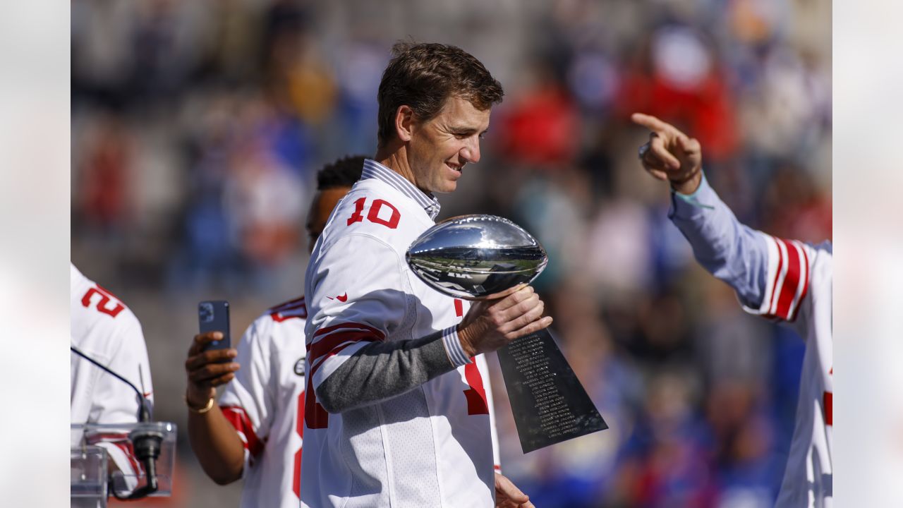 Eli Manning, Giants defeat New England Patriots in Super Bowl XLVI, 21-17,  in a case of deja vu 