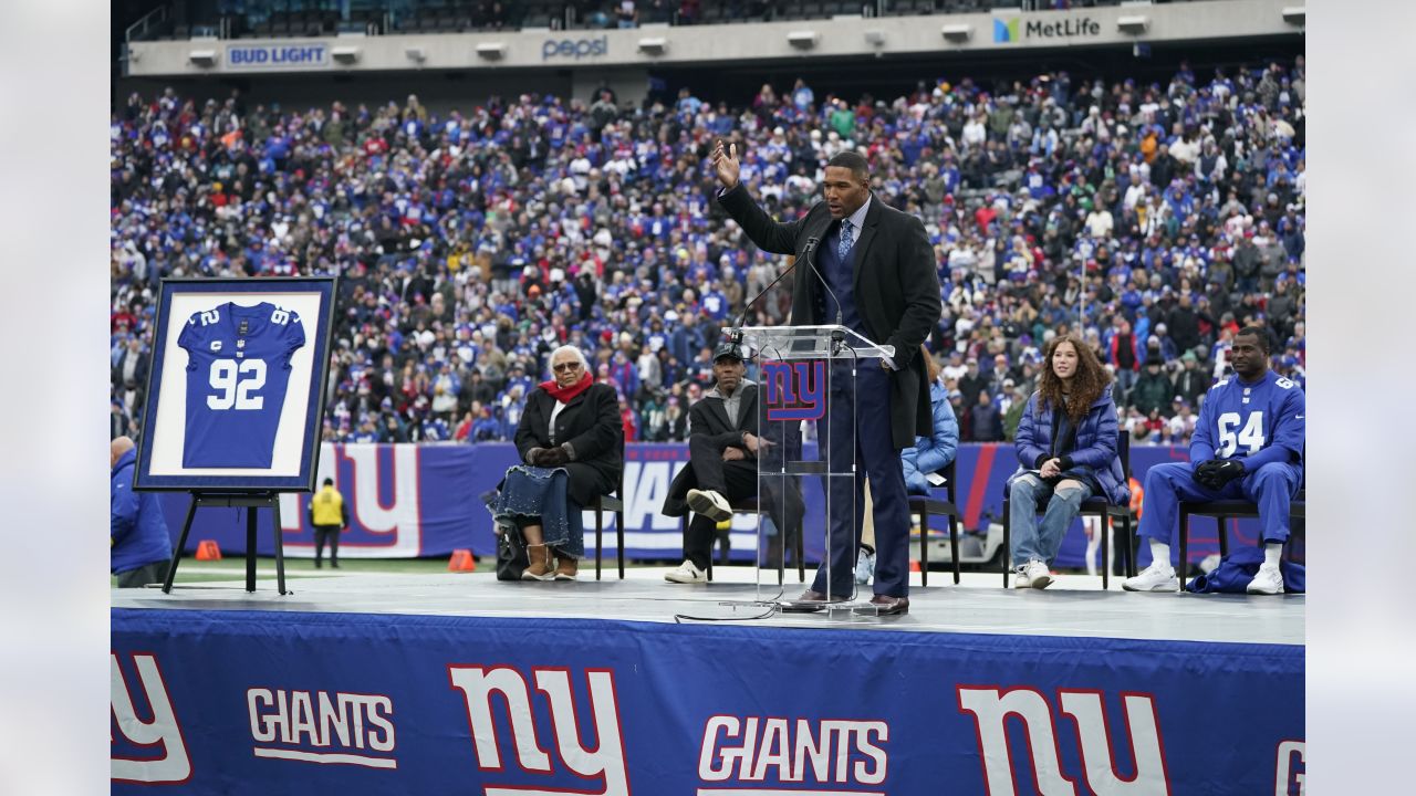 New York Giants retire Michael Strahan's number in halftime