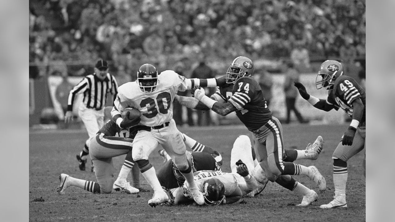 San Francisco, United States. 21st Oct, 2003. San Francisco 49ers owner  John York congratulates offensive tackle Kwame Harris after 24-7 victory  over the Tampa Bay Buccaneers at 3COM Park in San Francisco