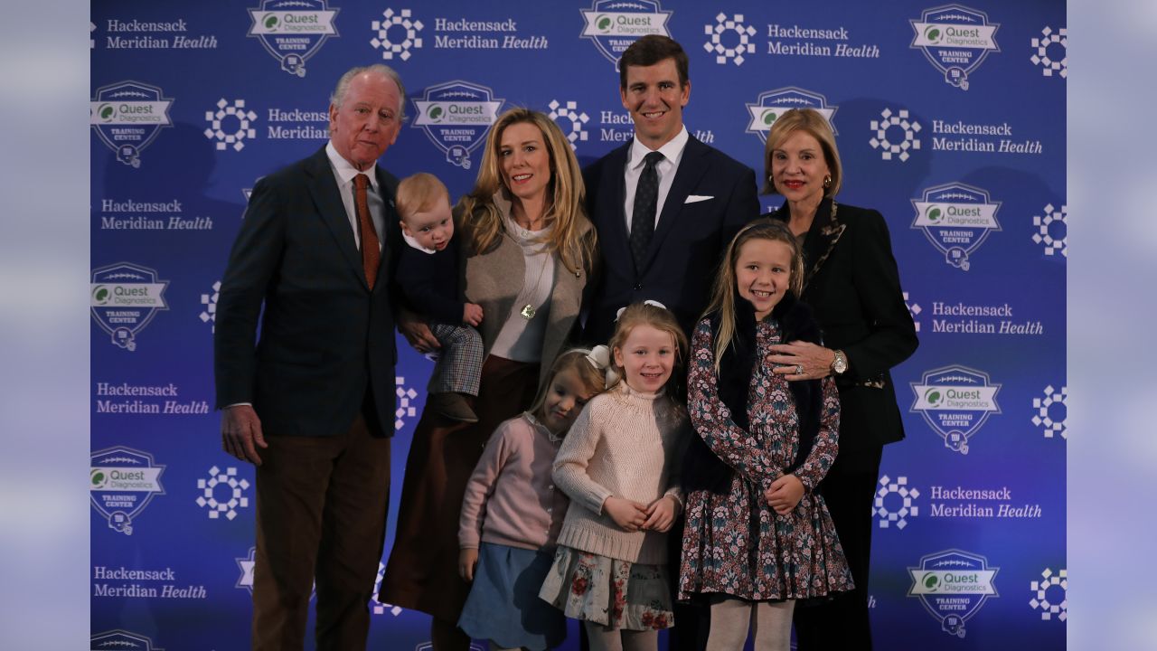 🏒 Eli Manning brings family to Rangers game