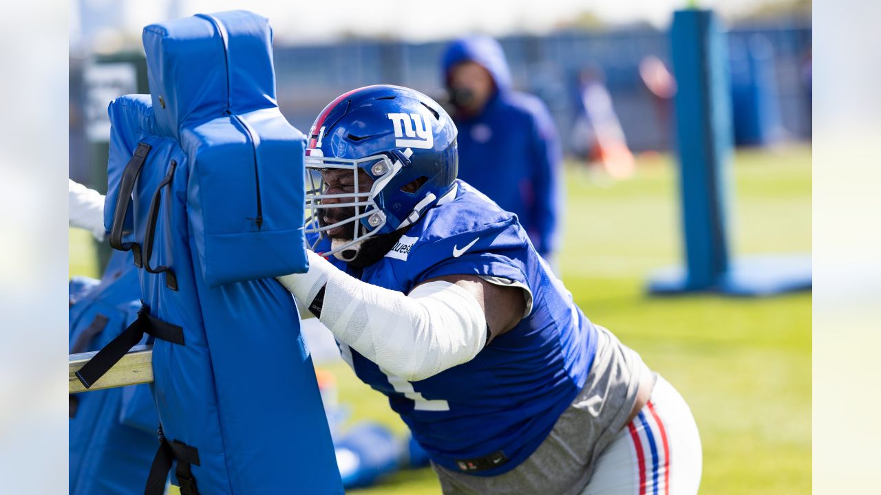 New York Giants cornerback Fabian Moreau (37) defends against the  Washington Commanders during an NFL football game Sunday, Dec. 4, 2022, in  East Rutherford, N.J. (AP Photo/Adam Hunger Stock Photo - Alamy