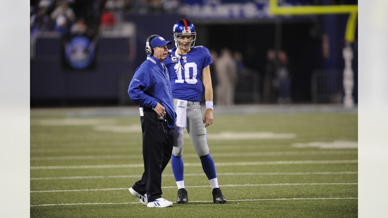 Sep 12, 2004; Philadelphia, PA, USA; NY Giants' quarterback ELI MANNING  looks at the sideline for a play in the 4th quarter of the New York Giants  v. Philadelphia Eagles football game