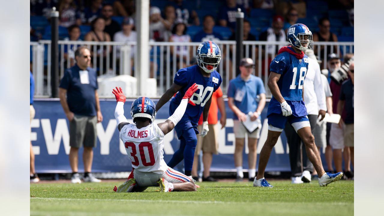 New York Giants cornerback Darnay Holmes (30) responds to the play