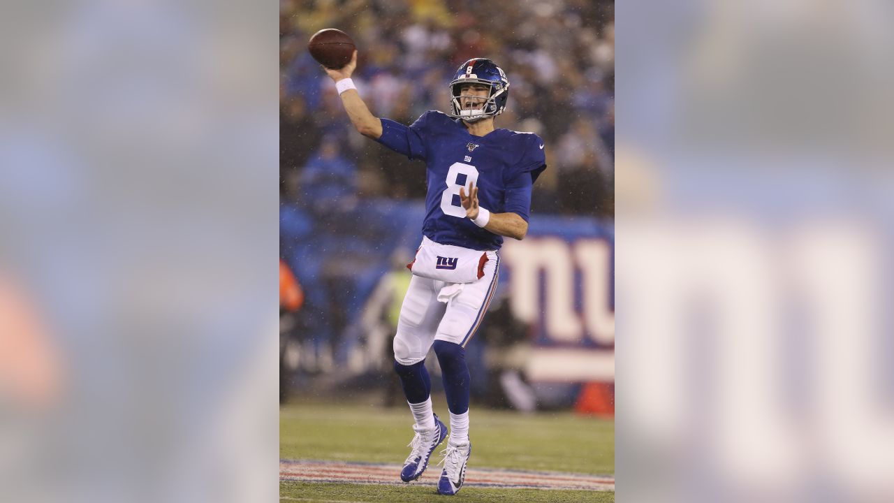 New York Giants quarterback Daniel Jones (8) passes against the New England  Patriots during an NFL preseason football game, Sunday, Aug. 29, 2021, in  East Rutherford, N.J. (AP Photo/Adam Hunger Stock Photo - Alamy