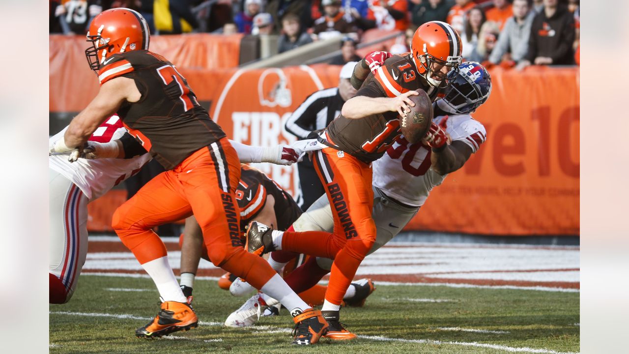 East Rutherford, New Jersey, USA. 13th Sep, 2015. Cleveland Browns  quarterback Josh McCown (13) throws the ball prior to the NFL game between  the Cleveland Browns and the New York Jets at