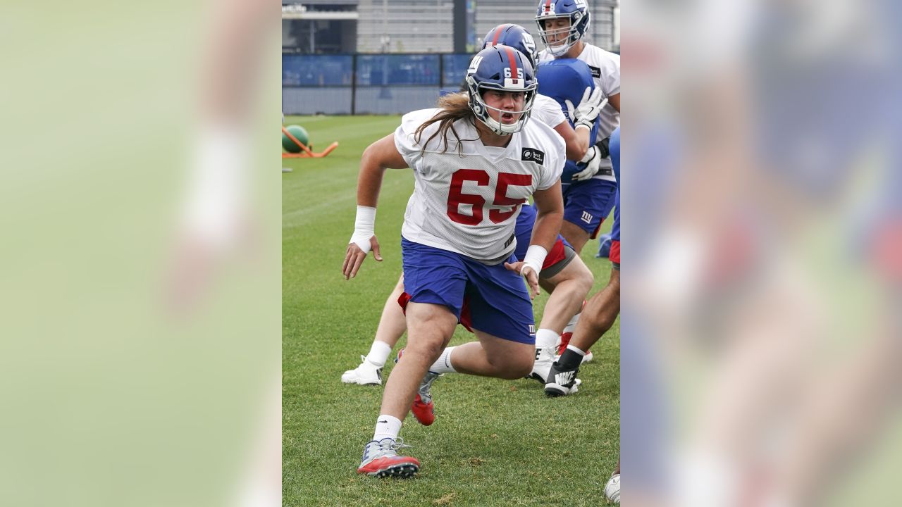 New York Giants offensive guard Nick Gates (65) looks to block