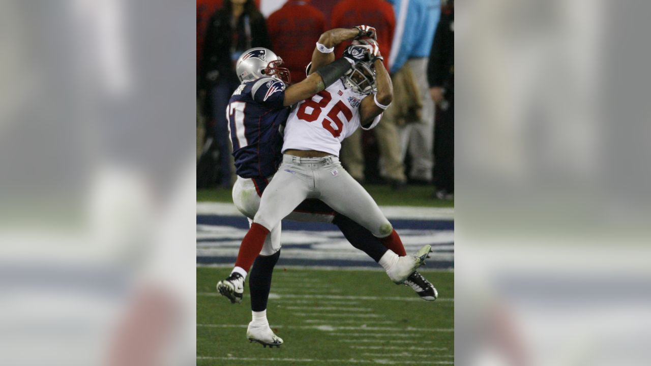 NO FILM, NO VIDEO, NO TV, NO DOCUMENTARY - New York Giants Brandon Jacobs  makes a reception in the second quarter against the New England Patriots  during Super Bowl XLII at University