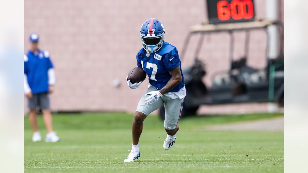 New Canaan and Darien youth football players enjoy New York Giants camp