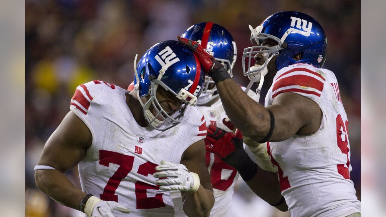 New York Giants' Michael Strahan (L) and Osi Umenyiora (72