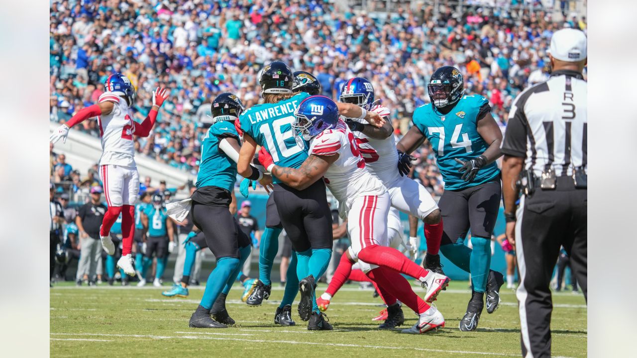 Just 6'4” 342lb nose tackle Dexter Lawrence II lining up in a 3 point… as  the extra safety… because the AI defense wanted to audible to a different  formation. : r/Madden