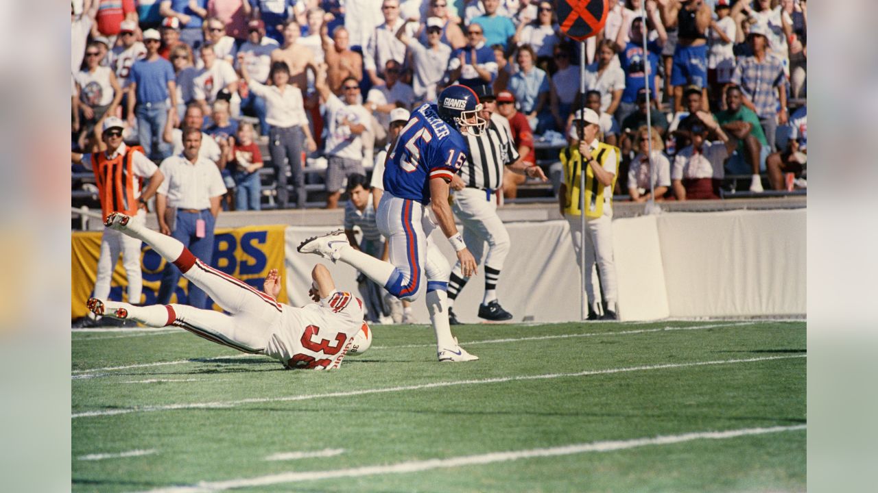 New York Giants quarterback Jeff Hostetler scrambles for 19 yards