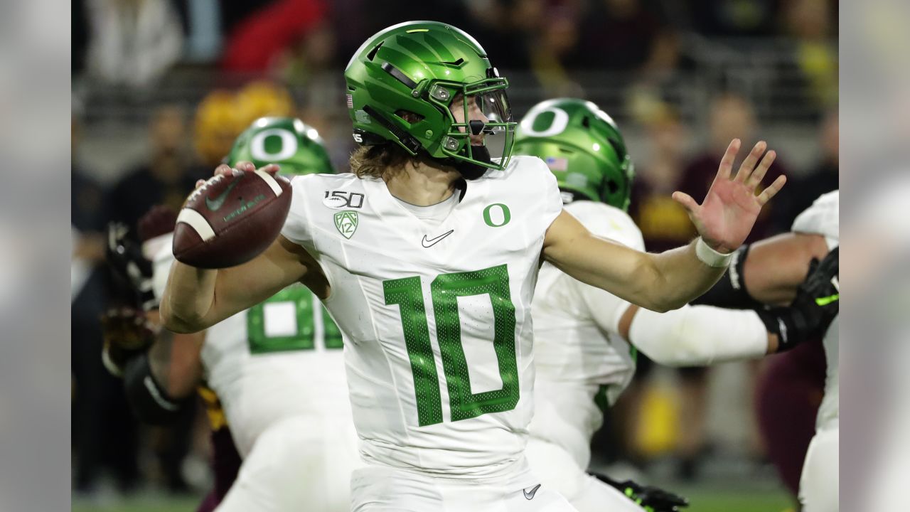 Justin Herbert Oregon Ducks Green Jersey Throwing 20  Photo