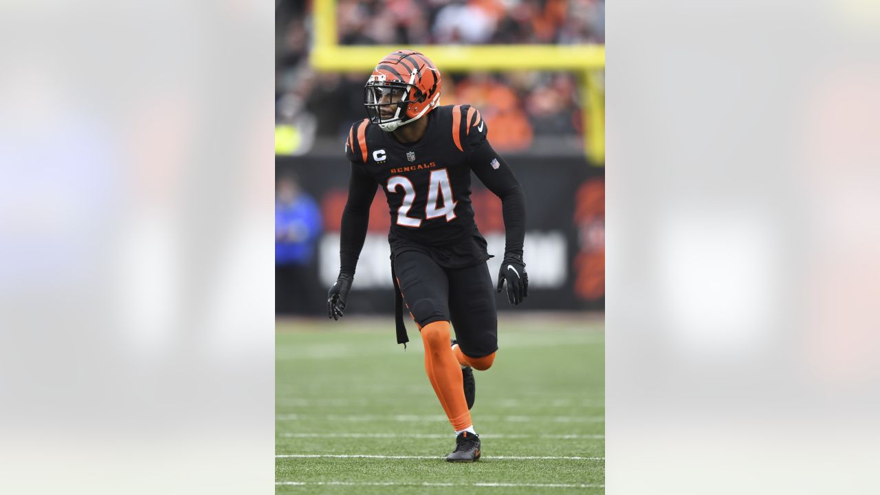 LB Andrew Van Ginkel gets orange practice jersey at OTA Friday