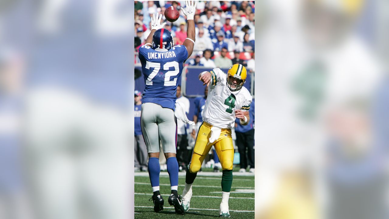 New York Giants Jeremy Shockey puts his head down while in the huddle in  the first quarter against the Green Bay Packers at Giants Stadium in East  Rutherford, New Jersey on September