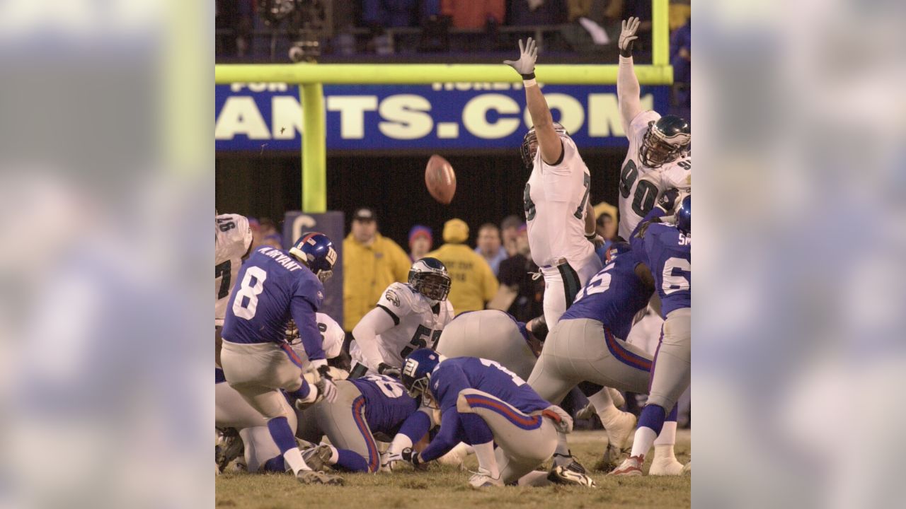 December 07, 2008: Philadelphia Eagles tight end L.J. Smith (82) during the  Eagles 20-14 win over the Giants at Giants Stadium in East Rutherford, NJ.  (Icon Sportswire via AP Images Stock Photo - Alamy