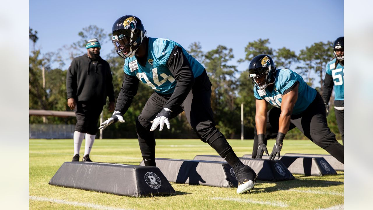 Jaguars QB Lawrence plans to play despite sprained big toe