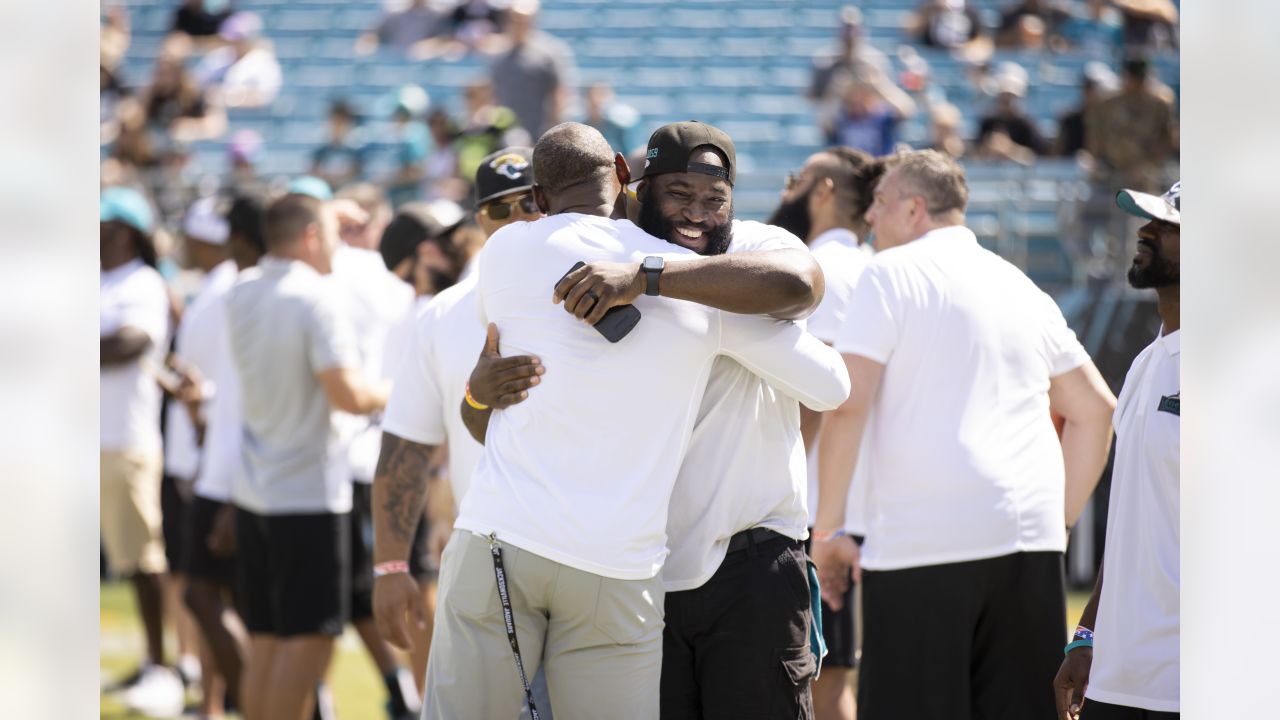 Tony Boselli gets Hall of Fame ring at Jaguars halftime show – Action News  Jax