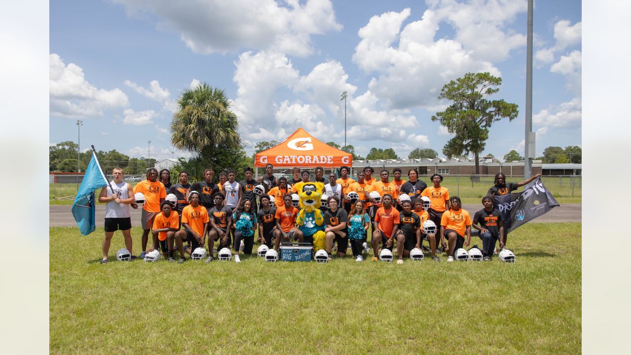 Jaguars host hispanic youth at NFL Play 60 Football Camp