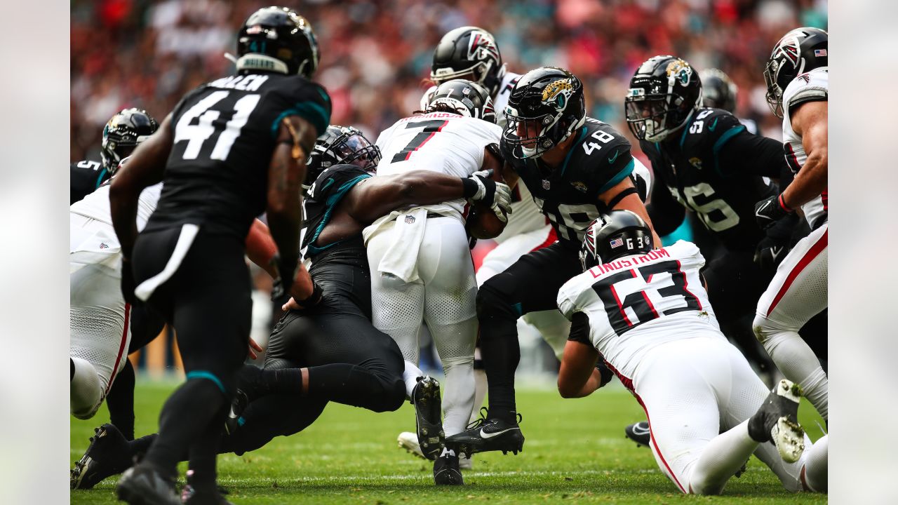 Jacksonville Jaguars inside linebacker Chad Muma (48) warms up