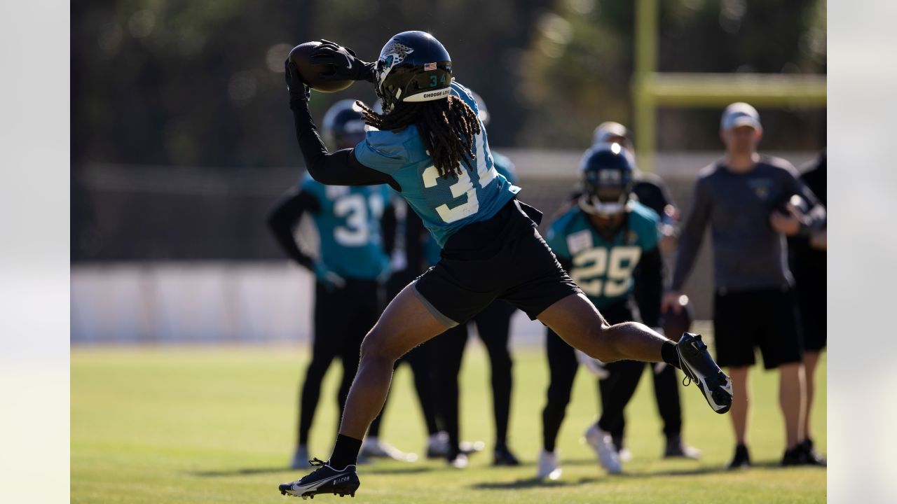 Jets players in Christmas spirit with pregame outfits ahead of crucial  Jaguars matchup