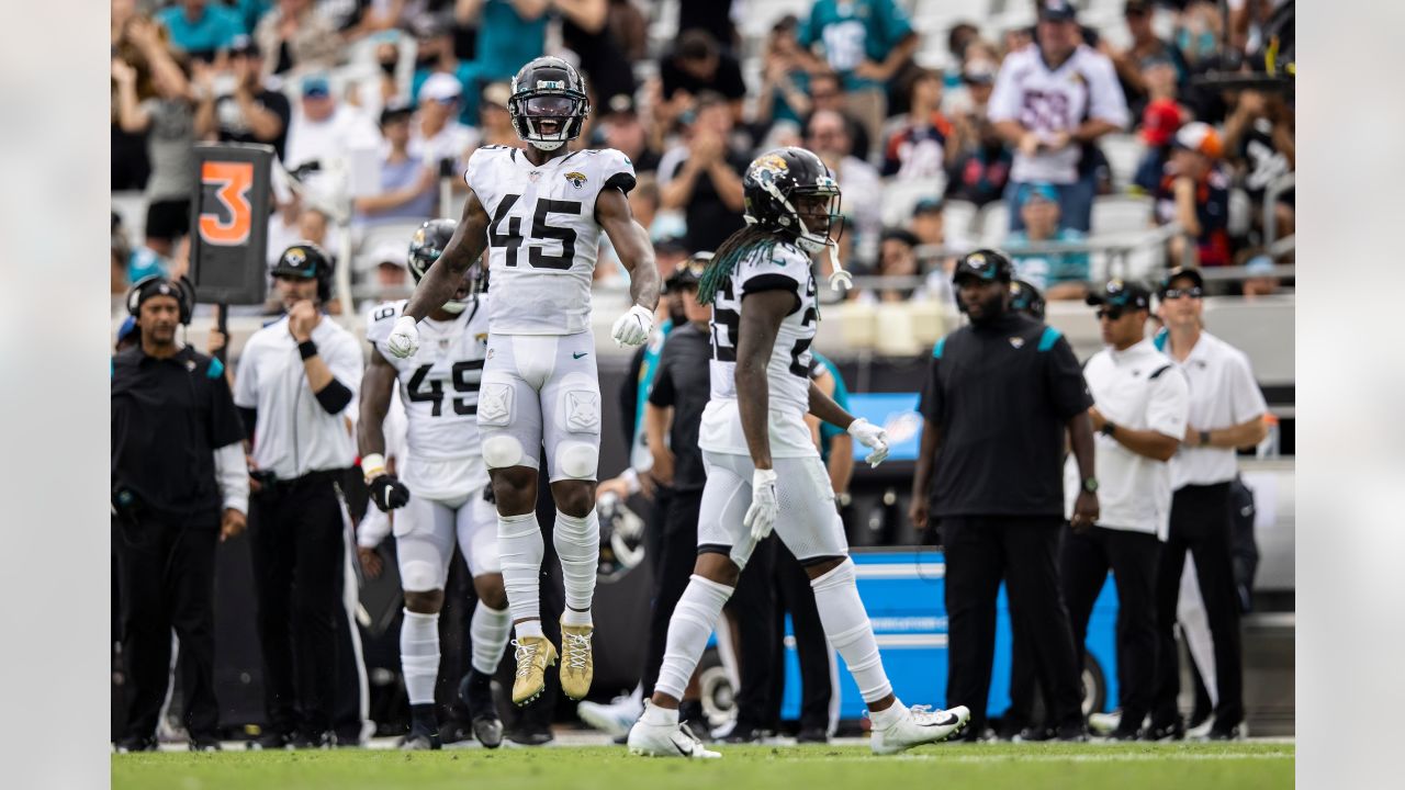 Jacksonville, FL, USA. 19th Sep, 2021. Jacksonville Jaguars quarterback  Trevor Lawrence (16) during 2nd half NFL football game between the  DenverBroncos and the Jacksonville Jaguars. Denver defeated Jacksonville  23-13 at TIAA Bank