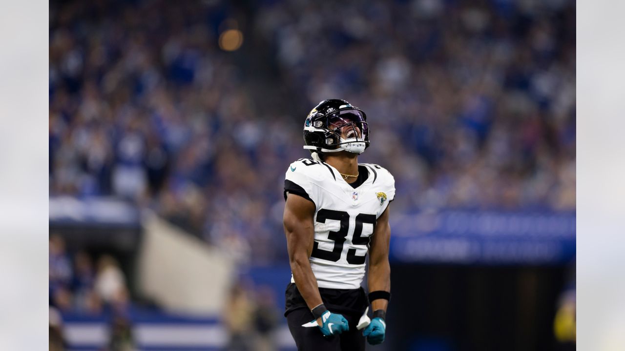 JACKSONVILLE, FL - NOVEMBER 21: Jacksonville Jaguars wide receiver Jamal  Agnew (39) runs with the ball during the game between the San Francisco  49ers and the Jacksonville Jaguars on November 21, 2021