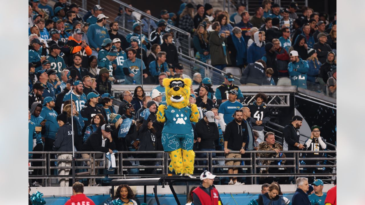 Jacksonville Jaguars fans tailgate in a parking lot outside the stadium  before an NFL football game against the Tennessee Titans, Saturday, Jan. 7,  2023, in Jacksonville, Fla. (AP Photo/Phelan M. Ebenhack Stock Photo - Alamy