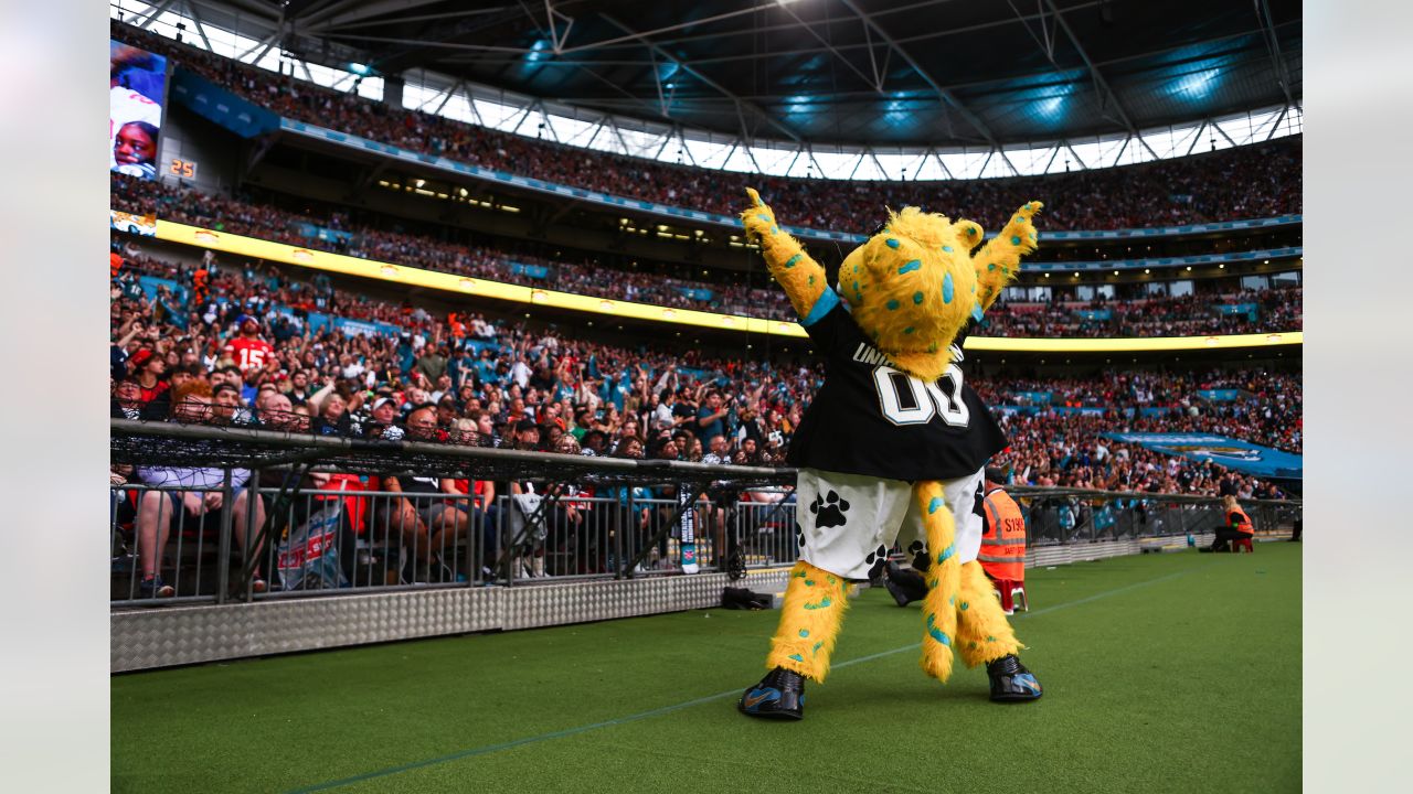 Watch: Jaguars mascot letting it all hang out during Sunday's game