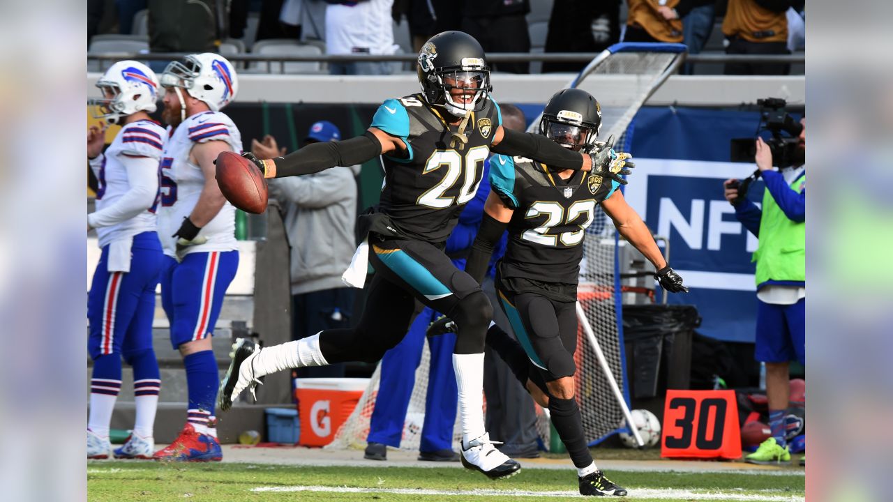 Jacksonville, FL, USA. 7th Jan, 2018. Jacksonville Jaguars cornerback Jalen  Ramsey (20) celebrates intercepting a ball intended for Buffalo Bills wide  receiver Deonte Thompson (10) during the AFC Wild Card football game